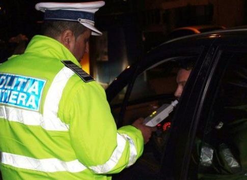 Un şofer beat şi fără permis a fugit 10 km de poliţişti