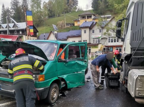 Microbuz cu pasageri, implicat într-un accident rutier cu o cisternă, pe DN 15