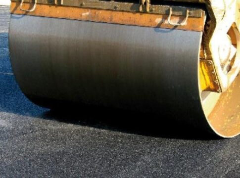 Primăria Piatra-Neamţ: Se toarnă stratul final de asfalt între Belvedere și Platoul Gospodinelor. Restricţii de circulaţie.