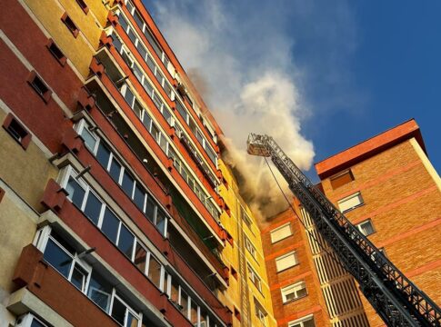 FOTO/VIDEO Incendiu violent acum într-un apartament al unui bloc din Piatra-Neamţ
