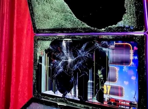 Un tânăr a distrus cu toporul aparatul de păcănele supărat că a pierdut. Apoi a furat aproape 1.000 euro.