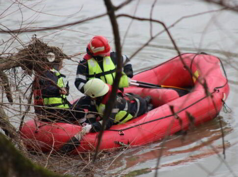 Cadavrul unui tânăr de 26 ani, scos de pompieri din barajul de la Topoliceni – Poiana Teiului