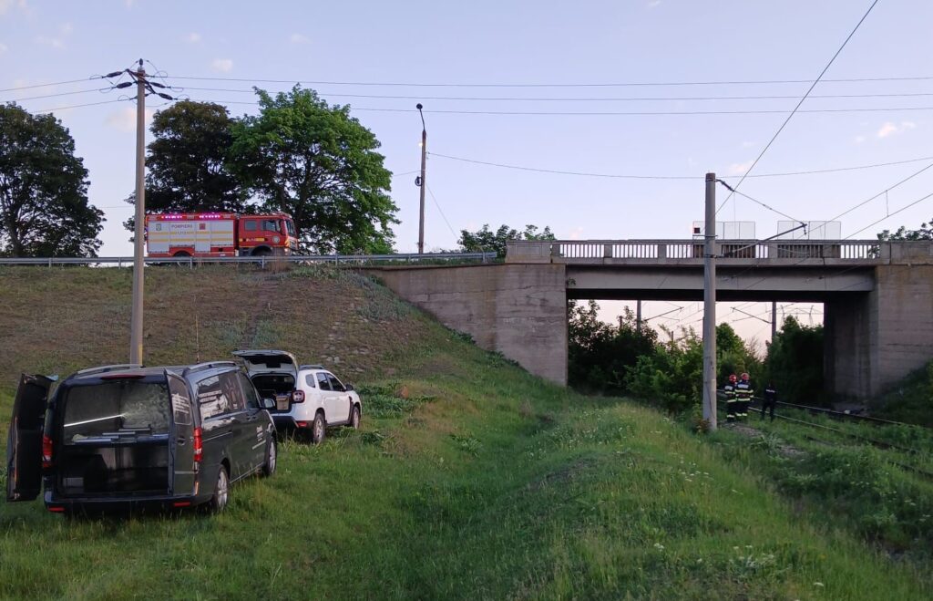 Un bărbat s-a aruncat în faţa trenului, la Roman, în Sâmbăta Mare