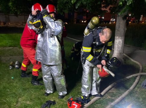 Pompierii din Piatra-Neamţ şi Roznov, intervenţie în noaptea de Înviere la Săvineşti