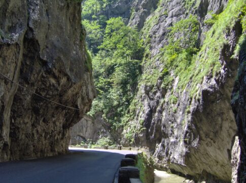 În stare gravă după ce a căzut pe de o stâncă din Cheile Bicazului