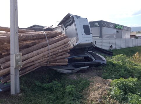 S-a născut a doua oară! A scăpat nevătămat după ce un TIR cu lemne s-a răsturnat peste el!