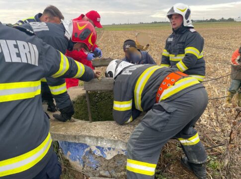 Bărbat salvat de pompieri dintr-o fântână adâncă de 12 metri