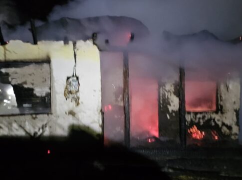 Casă distrusă de un incendiu la Tarcău, din cauza unei improvizaţii electrice