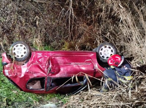 Doi soţi, răniţi după ce s-au răsturnat cu maşina la Turtureşti. Şoferul are 75 ani.