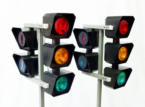 Atenţie, şoferi! Atenţie, pietoni! Un nou semafor funcţional de azi, pe strada Petru Rareş din Piatra-Neamţ!