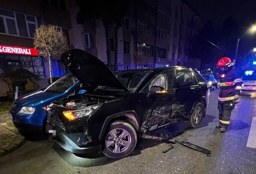 Patru maşini, implicate într-un accident la Roman