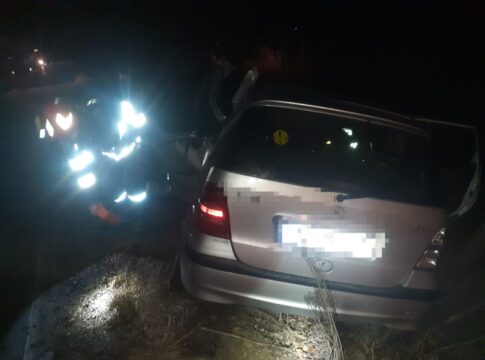 Doi copii şi mama lor, răniţi într-un accident rutier la Stânca – Pipirig. Traficul rutier este blocat.