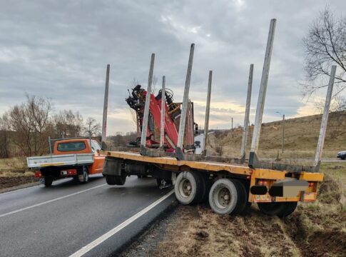 Coliziune între un microbuz cu şapte pasageri şi un camion, la Răuceşti