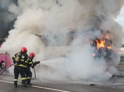 FOTO Un autocar cu pasageri a luat foc în mers, în dreptul unei staţii GPL din Neamţ