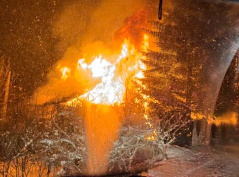 O casă din Tarcău s-a făcut scrum în urma unui incendiu