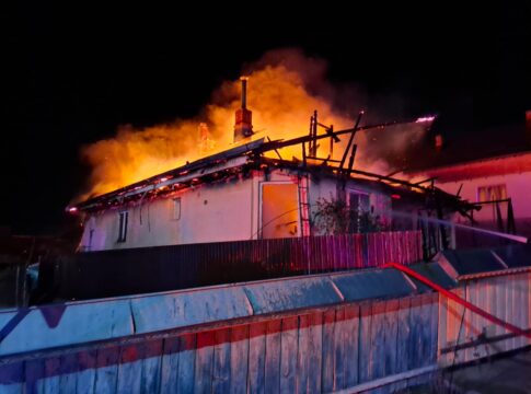 Gospodărie din Bălţăteşti, făcută scrum într-un incendiu. Zeci de găini şi o pisică au ars de vii.