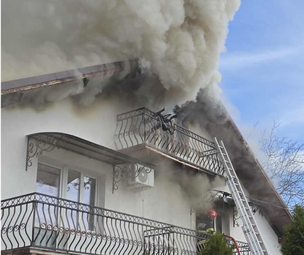 O vilă din Târgu Neamţ a fost distrusă într-un incendiu