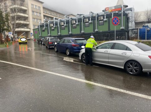 Şoferii care parchează aiurea în curtea Spitalului Judeţean, amendaţi de poliţiştii locali