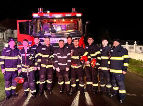 Viaţă de pompier: le-a zburat butelia pe la ureche, după ce a explodat într-un incendiu la Săvineşti