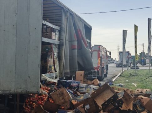 Un TIR încărcat cu legume a luat foc în trafic, în Neamţ! Şase tone de roşii au ars!