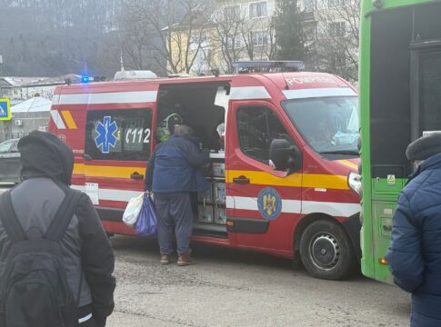 O femeie care a alunecat pe strada Orhei din Piatra-Neamţ a fost accidentată de un autobuz