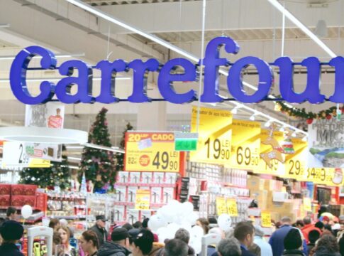 Jale la Carrefour Piatra-Neamţ! Produse din peşte expirate de 8 luni, fructe şi legume putrezite
