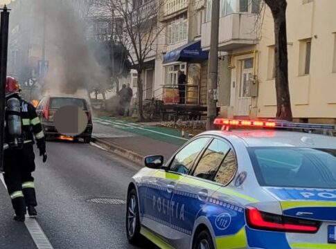 Alertă în Piatra-Neamț: Autoturism cuprins de flăcări în mers!