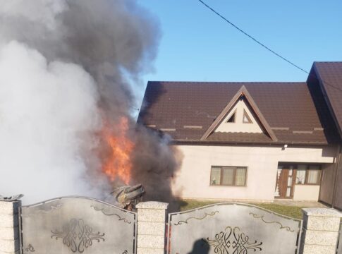 MAȘINĂ ÎN FLĂCĂRI ÎN NEAMŢ: Trei persoane au reușit să se salveze în ultima secundă!