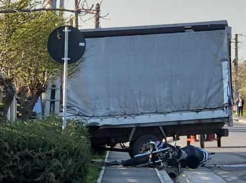 Motociclist de 20 de ani, inconştient după coliziunea cu o autoutilitară