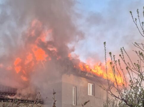 Incendiu violent la o casă din Roznov